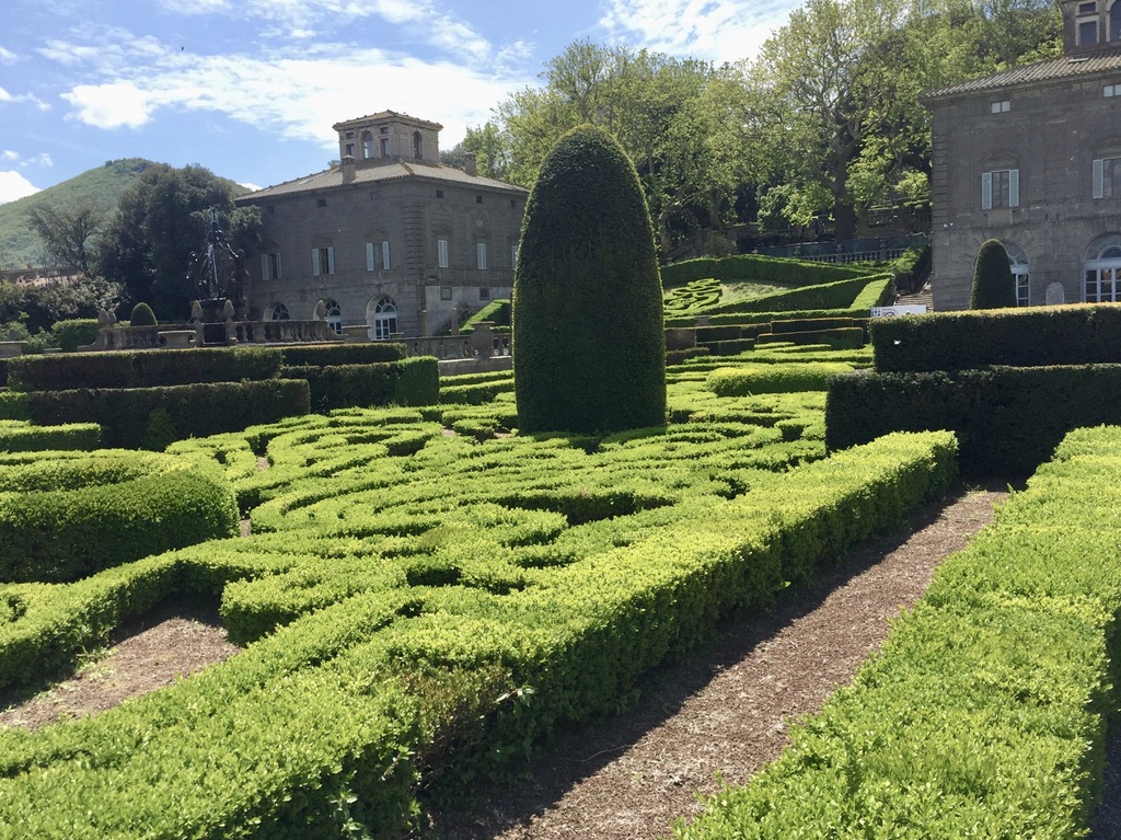 Il giardinio all'italiana con una Palazzina sullo sfondo