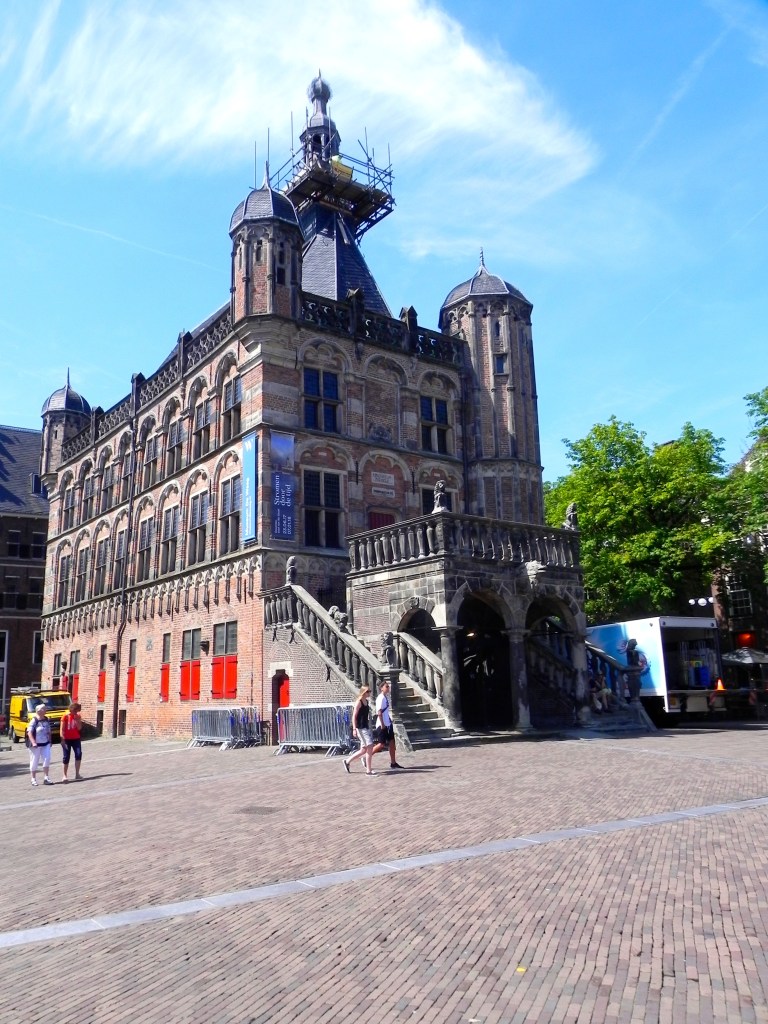 Brink con Waag ed il Museo