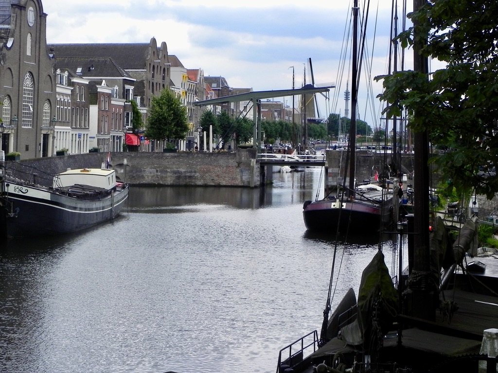 Veduta del Delfshaven con uno scorcio della chiesa sulla sinistra