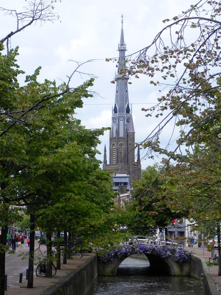 Veduta di un canale con la chiesa neogotica di San Bonifacio 