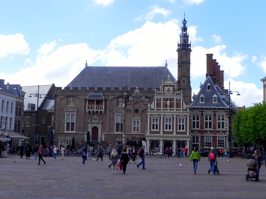 La piazza centrale con il Municpio