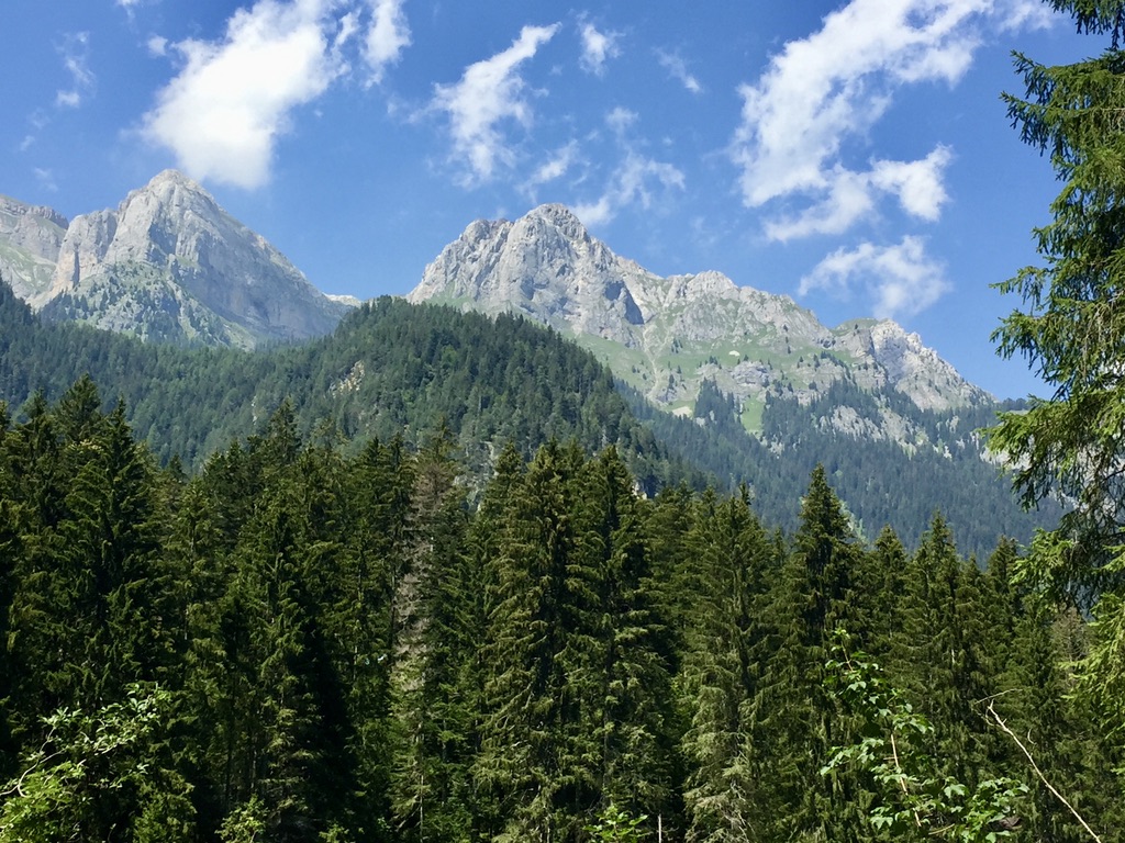 Le montagne  che fanno da cornice al lago