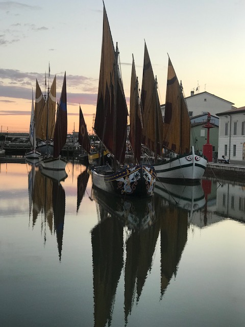 Tradizionali barche sul porto canale