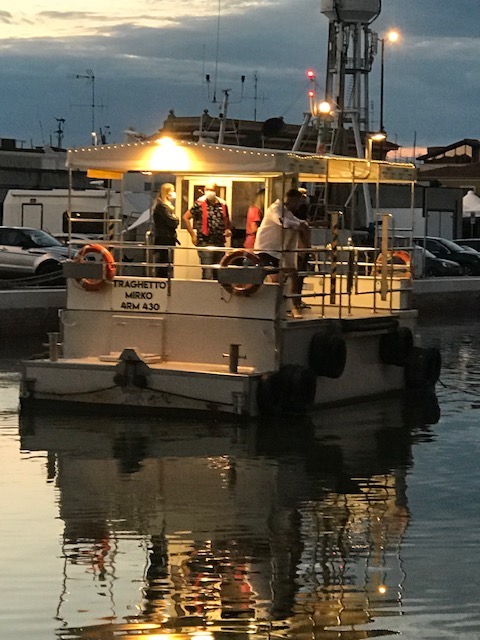 Il traghetto che collega le due sponde del canale