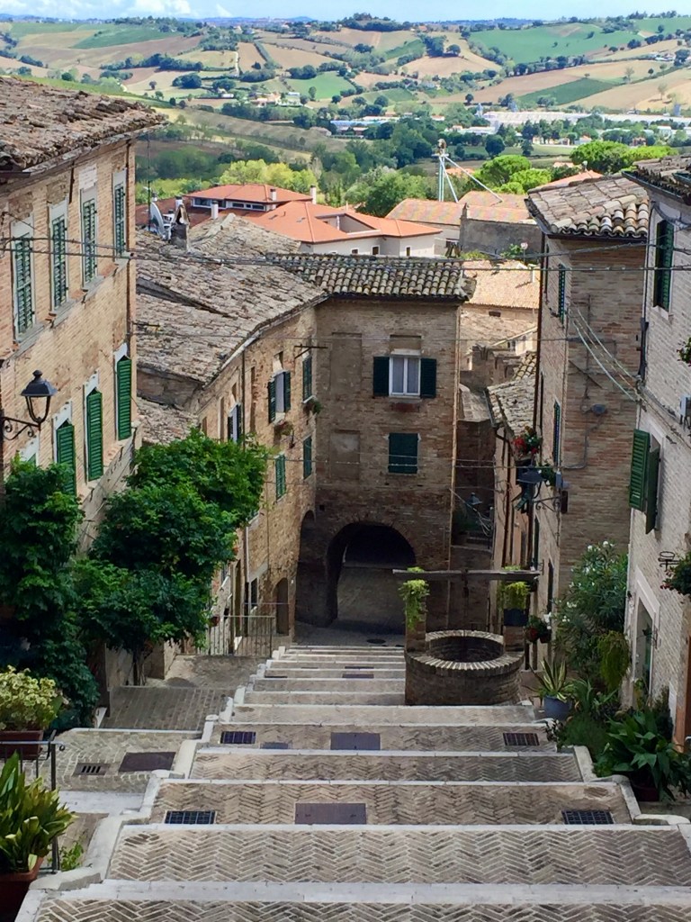 La scalinata con il Pozzo della polenta