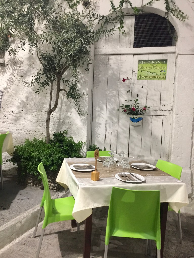 Uno dei tavoli nei vicoli