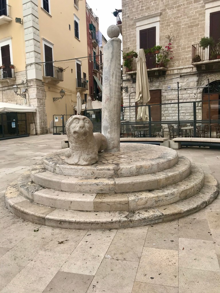 Piazza Mercantile- Colonna a cui venivano legati gli insolventi